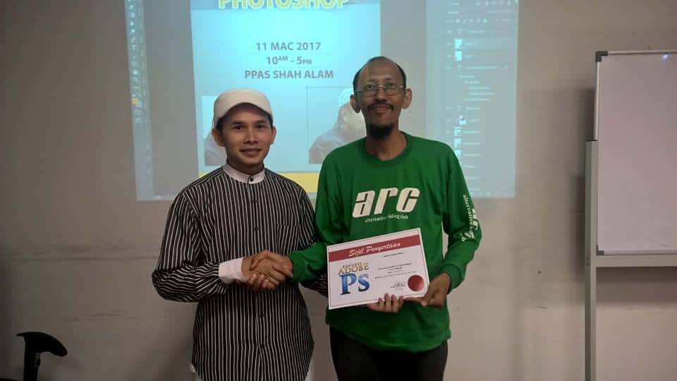 Izzuddin Ismail bersama peserta pada sesi penyampaian sijil bengkel Adobe Photoshop di Shah Alam