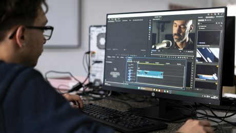 Penyuntingan video profesional — André Eusébio Penyunting video menyemak rakaman dan susunan klip pada garis masa komputer.